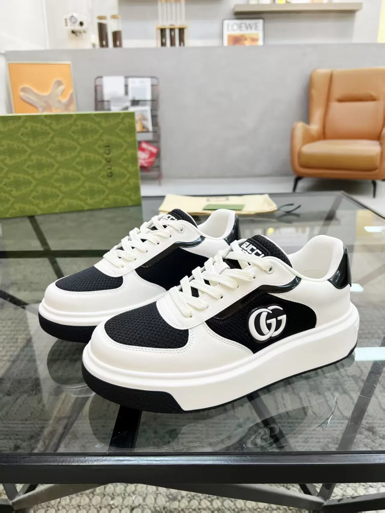 P440 new men's shoes GUCCI [Lightning] latest shoes are shipped. Original quality, fashionable, made of special materials, sheepskin lining, brand new packaging. The foot feels super comfortable and the workmanship is impeccable. Size: 38-45